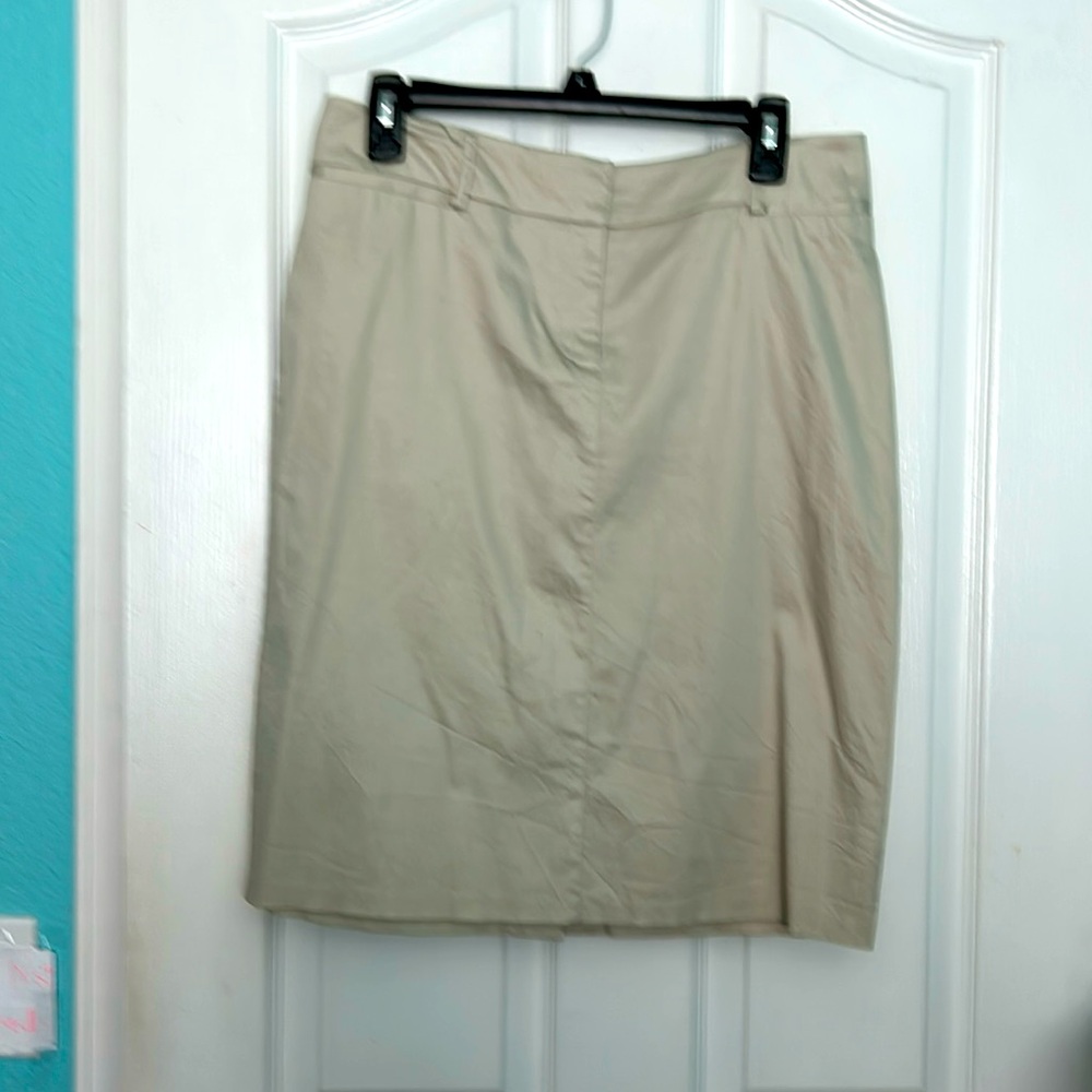 Ny&Co beige skirt size 8 EUC zipper front and pockets on back